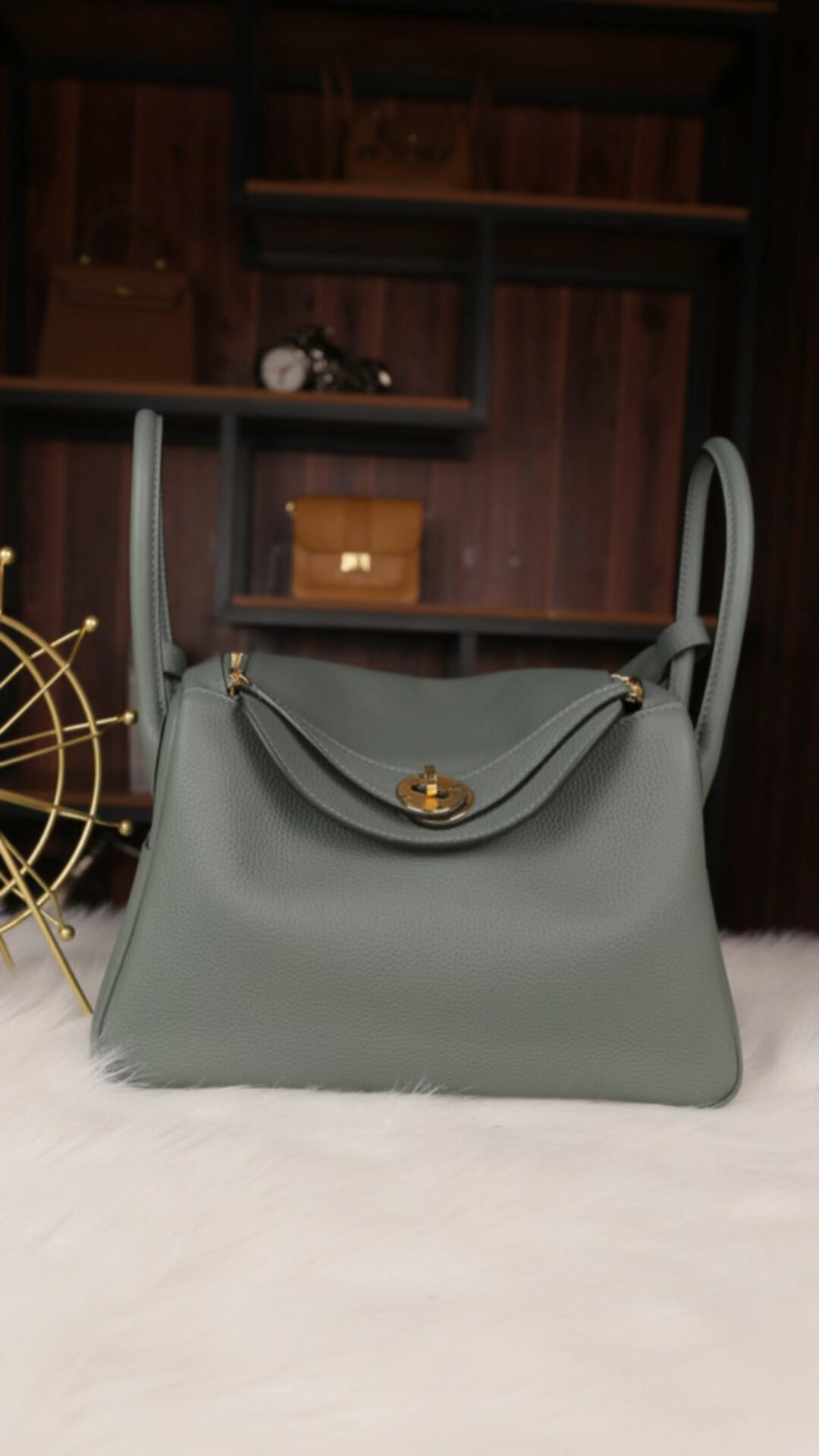 孟晚舟一年四季都在背的包来咯来咯