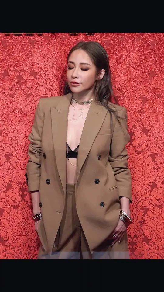 萧亚轩 宣布分手,恢复单身,这是10年内的第15个小鲜肉男友,谁说女子不