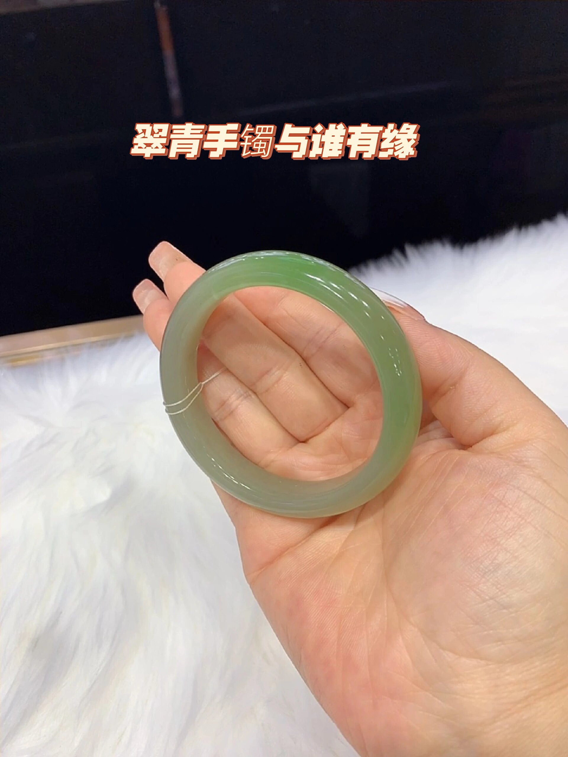 不染色的天然和田玉翠青手镯,万元值吗
