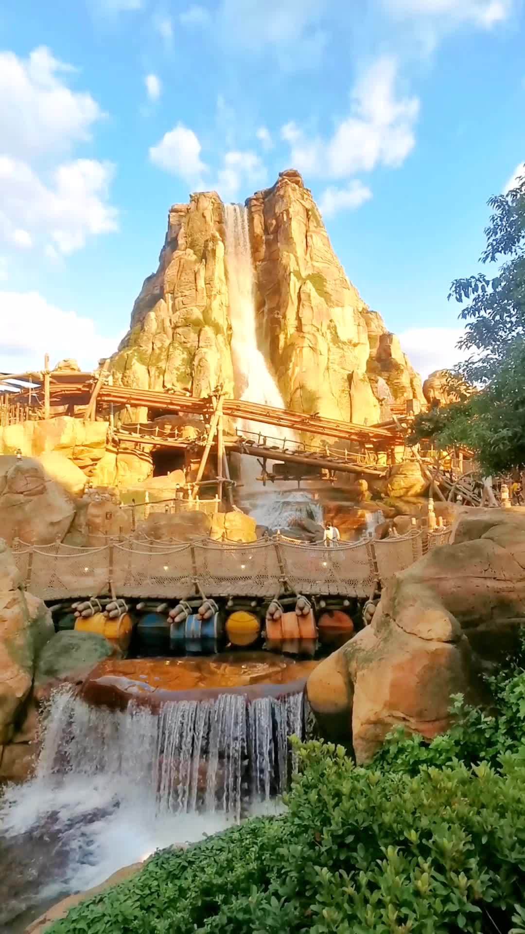 上海迪士尼 雷鸣山漂流-度小视