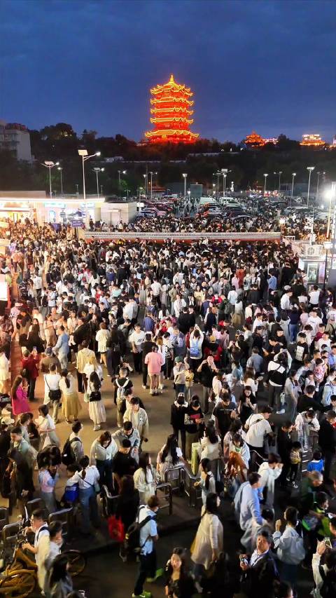 城墙内外都是人山人海.活力武汉倾城时光 每个城市都来了一亿人(via)