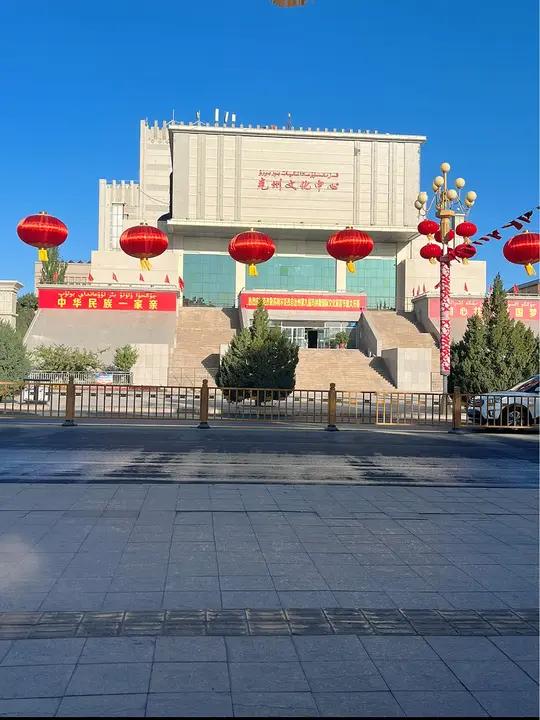 早上阿图什市人民广场义诊,中饭后坐车5小时抵达阿合奇县,明天上午