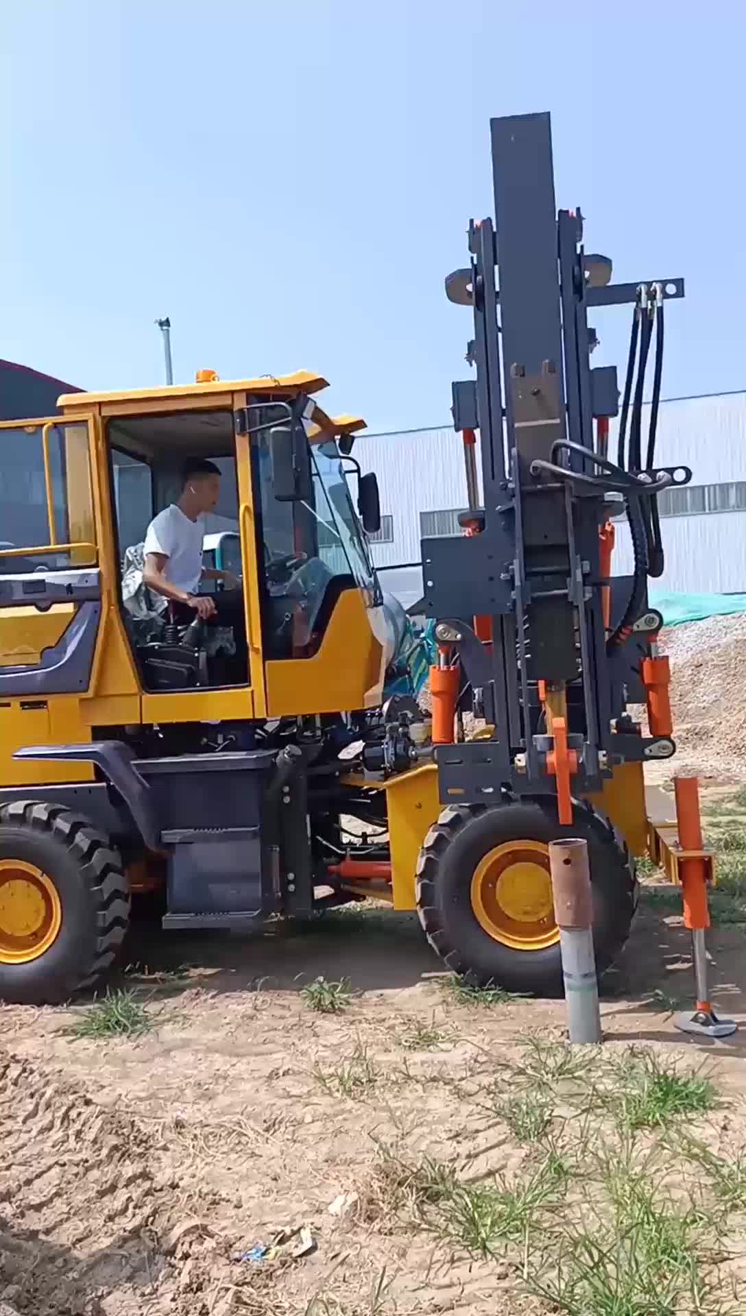 小四轮波形护栏打桩机小型高速公路护栏施工打拔钻孔一体桩机