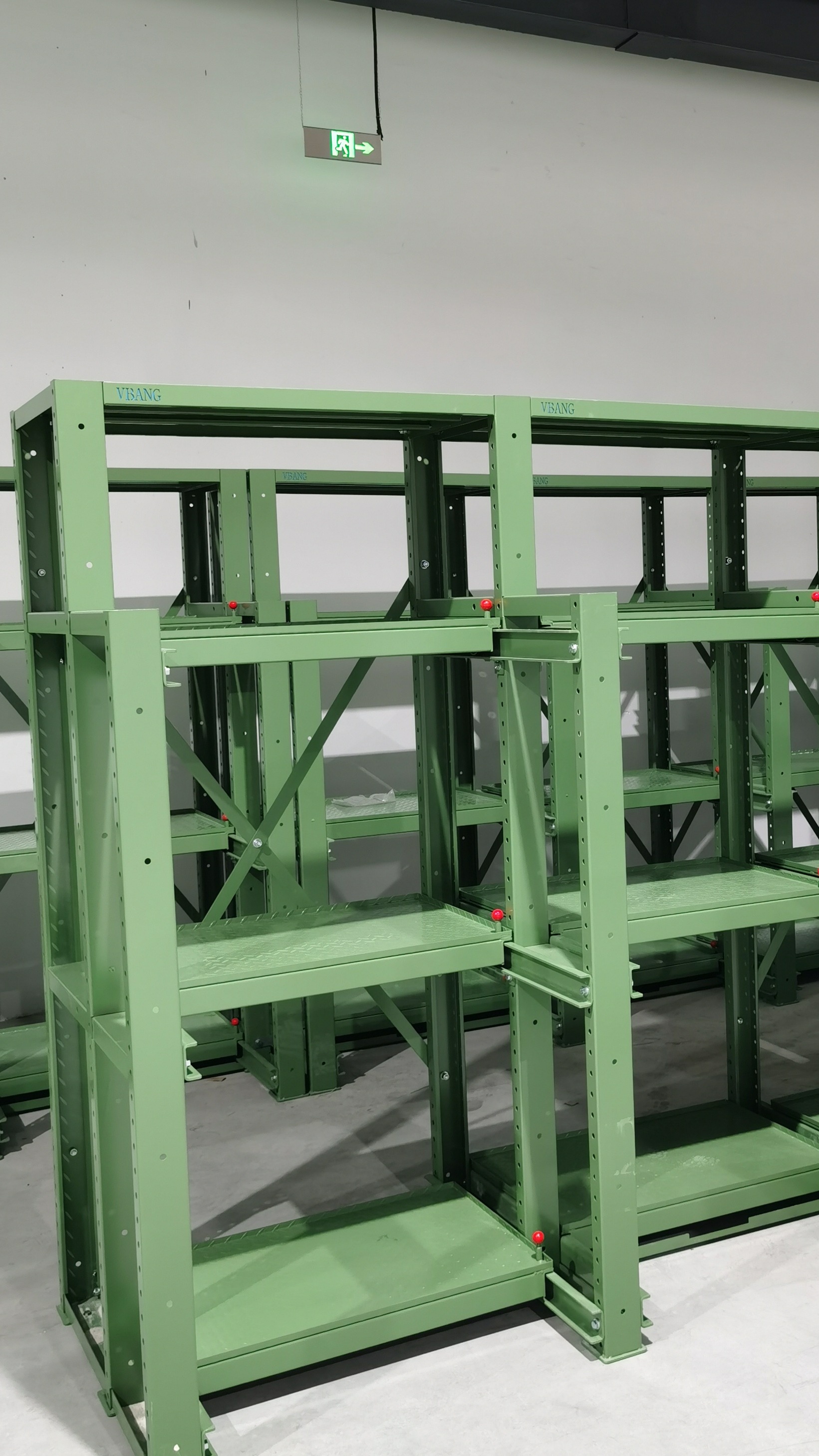 清新绿色三立柱模具架