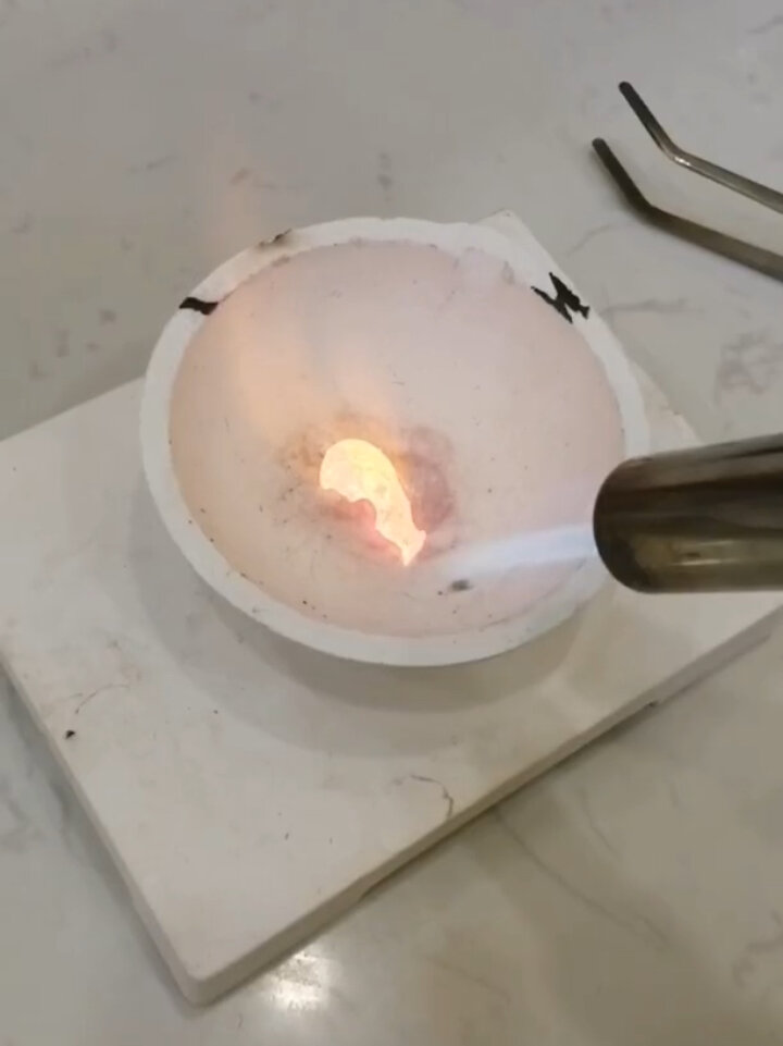 给大家看一下金子融化的过程