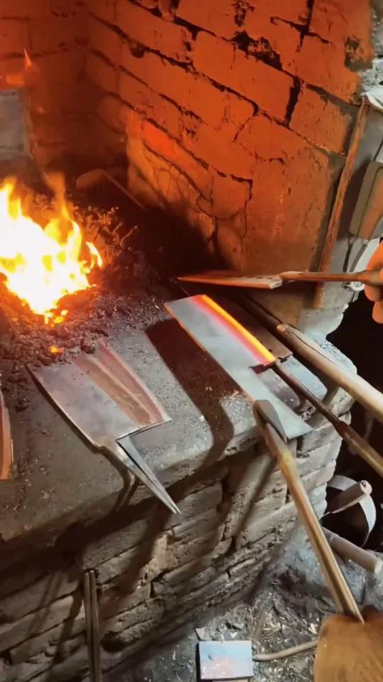 手工锻打菜刀淬火
