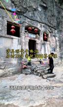 国保单位涉县千佛洞石窟位于辽城乡曲里村西的铁马峧山腰，该窟始建于明成化十四年，由当地信士贾普贵与僧人本智募资开凿，历时23年建成，坐西北朝东南，依山而凿，为长方形直壁平顶结构，长9.7米，进深3.77米，高4.1米。窟门两侧浮雕四尊力士像，上方刻“二龙戏珠”图案，门顶分布数十尊小佛。窟内正中供奉3米高的释迦牟尼坐像，两侧各立6尊1米高佛像，四壁及石柱密布佛龛，共雕刻大小佛像3500余尊