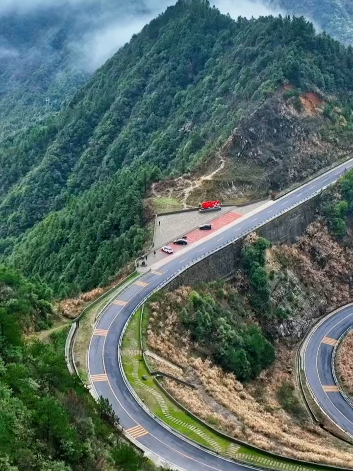 上饶最美"天路"怀玉山公路
