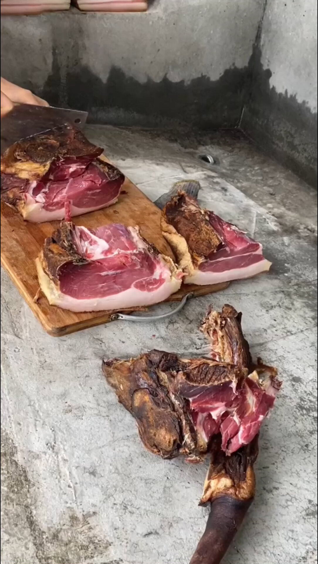 农村喂粮食的猪坐墩子肉就是厚实