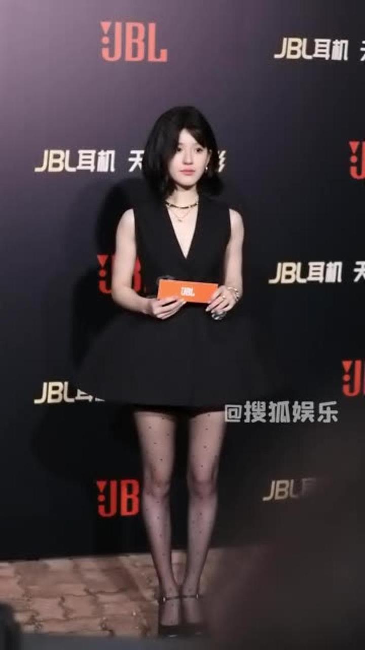 赵露思,黑色短发造型亮相,短裙搭配波点黑丝超甜酷