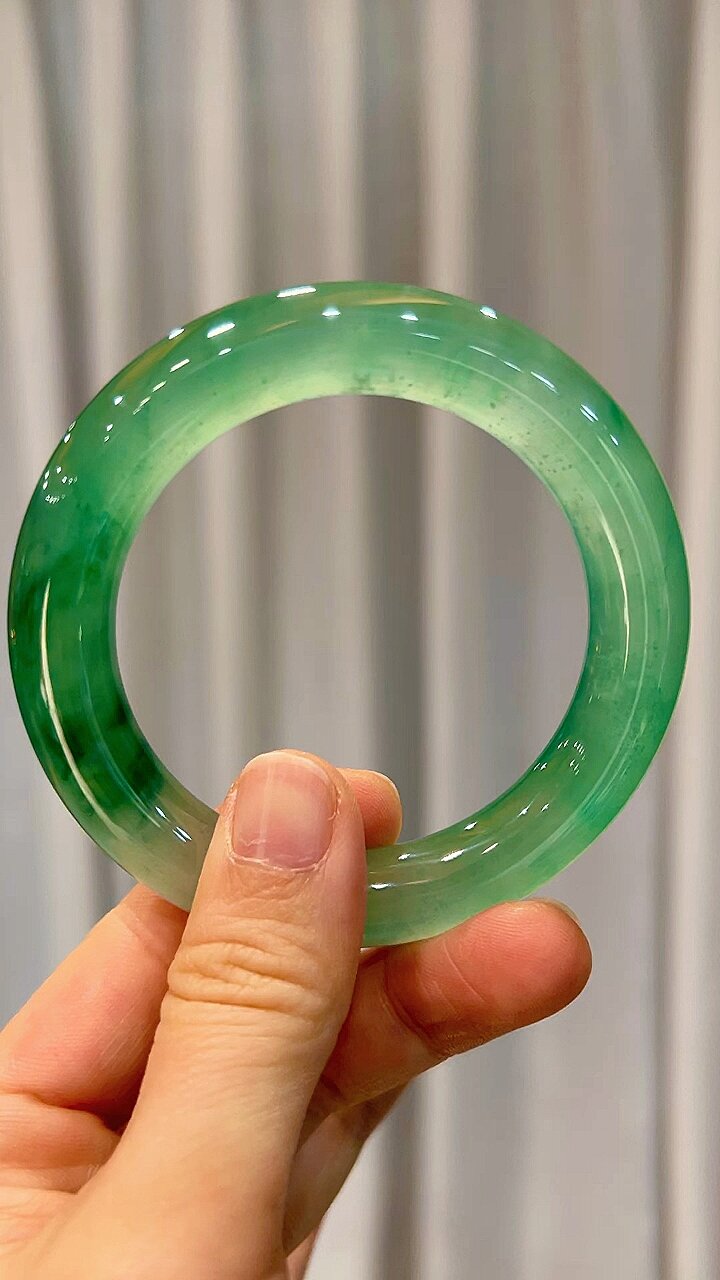 出售一款:高冰飘绿翡翠手镯!7300