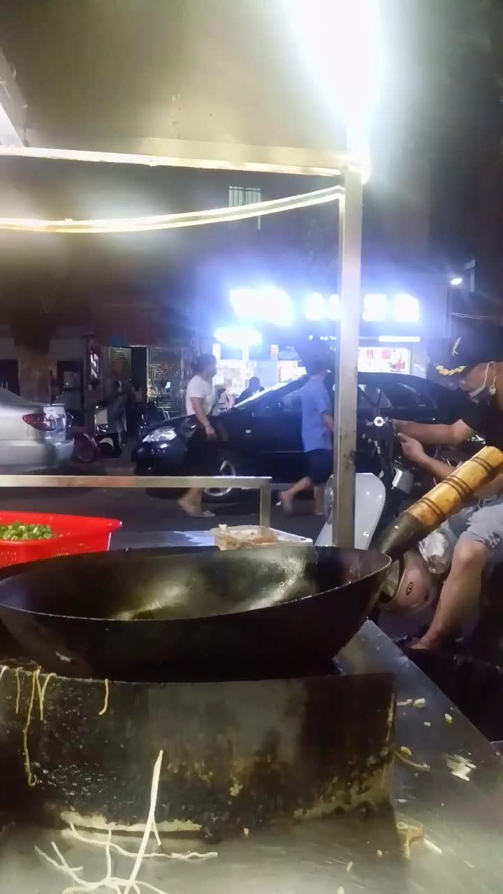 记录摆摊生活 原创视频 开心米粉店,现场炒米粉,努力赚钱的样子最美