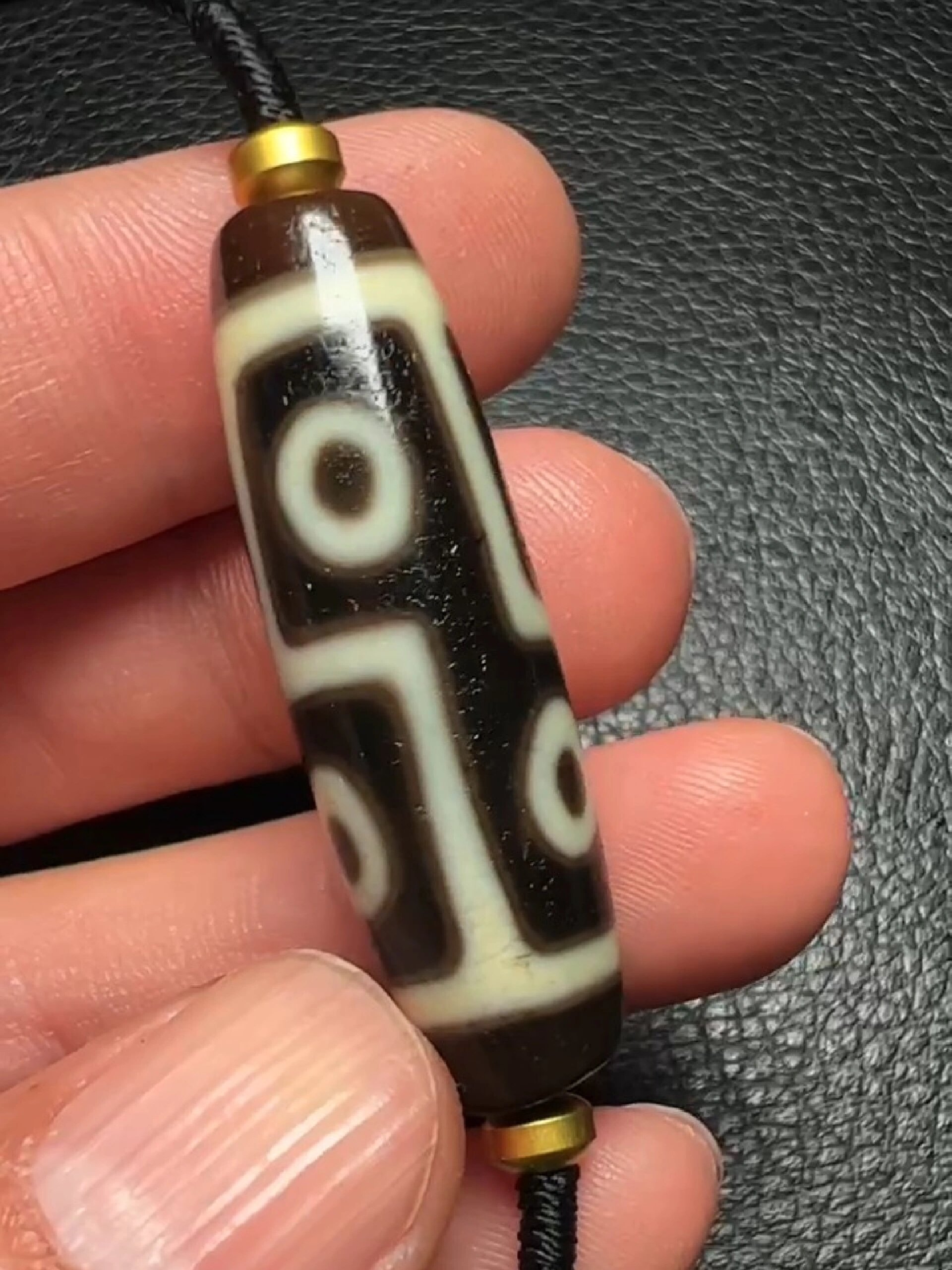 今日推荐:建成家超顶三色折线六眼天珠-度小视