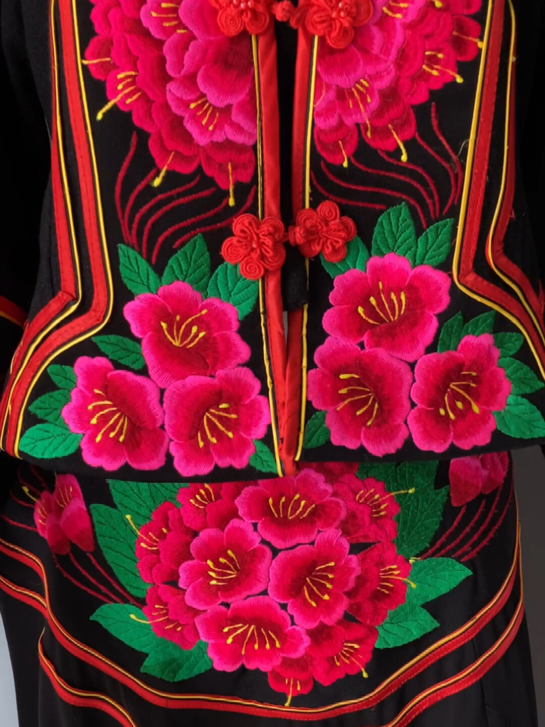彝族服饰花纹特点图片