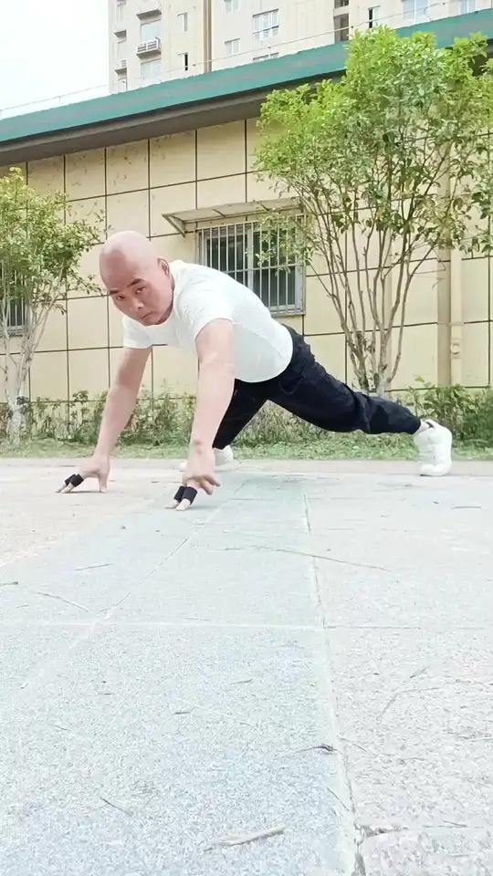 单臂二指禅俯卧撑