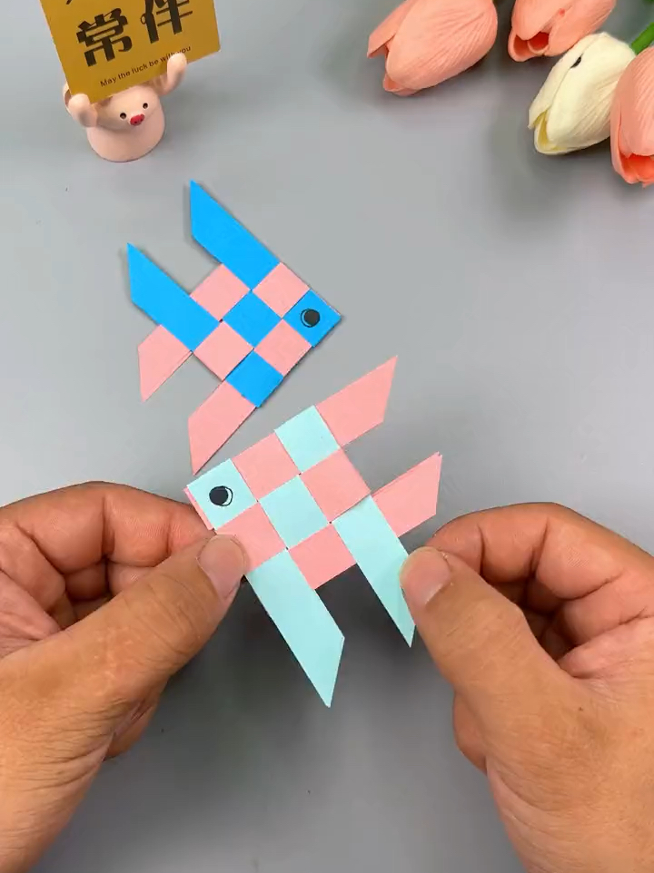 超简单的纸条编织小鱼,还可以做书签哦