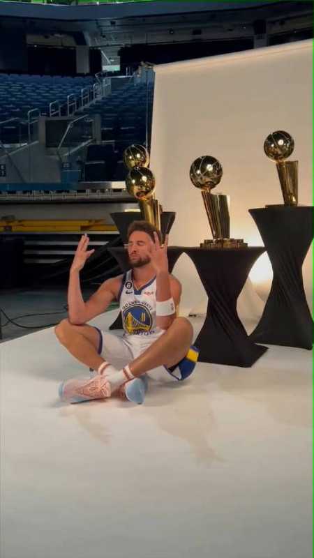 汤普森在总冠军奖杯前打坐 金州大佛 勇士今天举办了球队新赛季的媒体