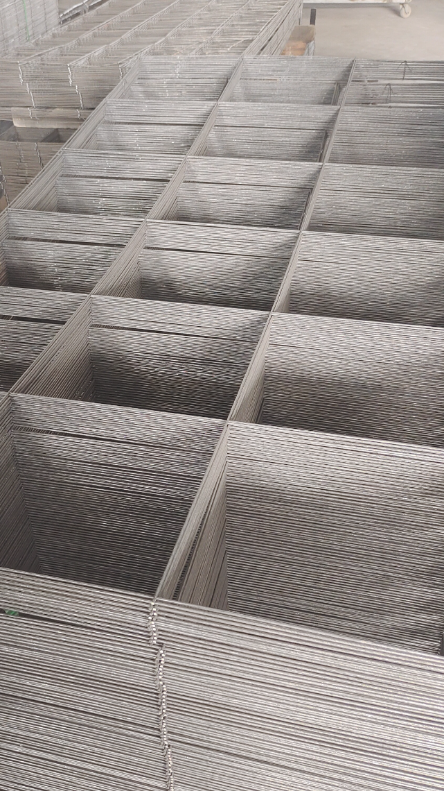 大孔钢丝网片生产中