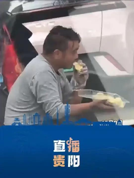 卖榴莲的大哥给卖甘蔗的大哥一盒榴道 坐在路边不敢细品 热点 热点