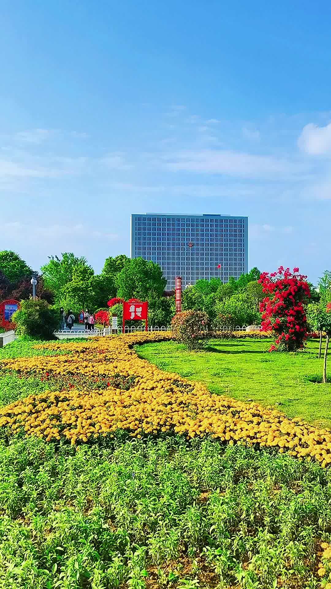 信阳百花园,位于信阳市羊山新区核心地段,布局为一核,两轴,四相,十二