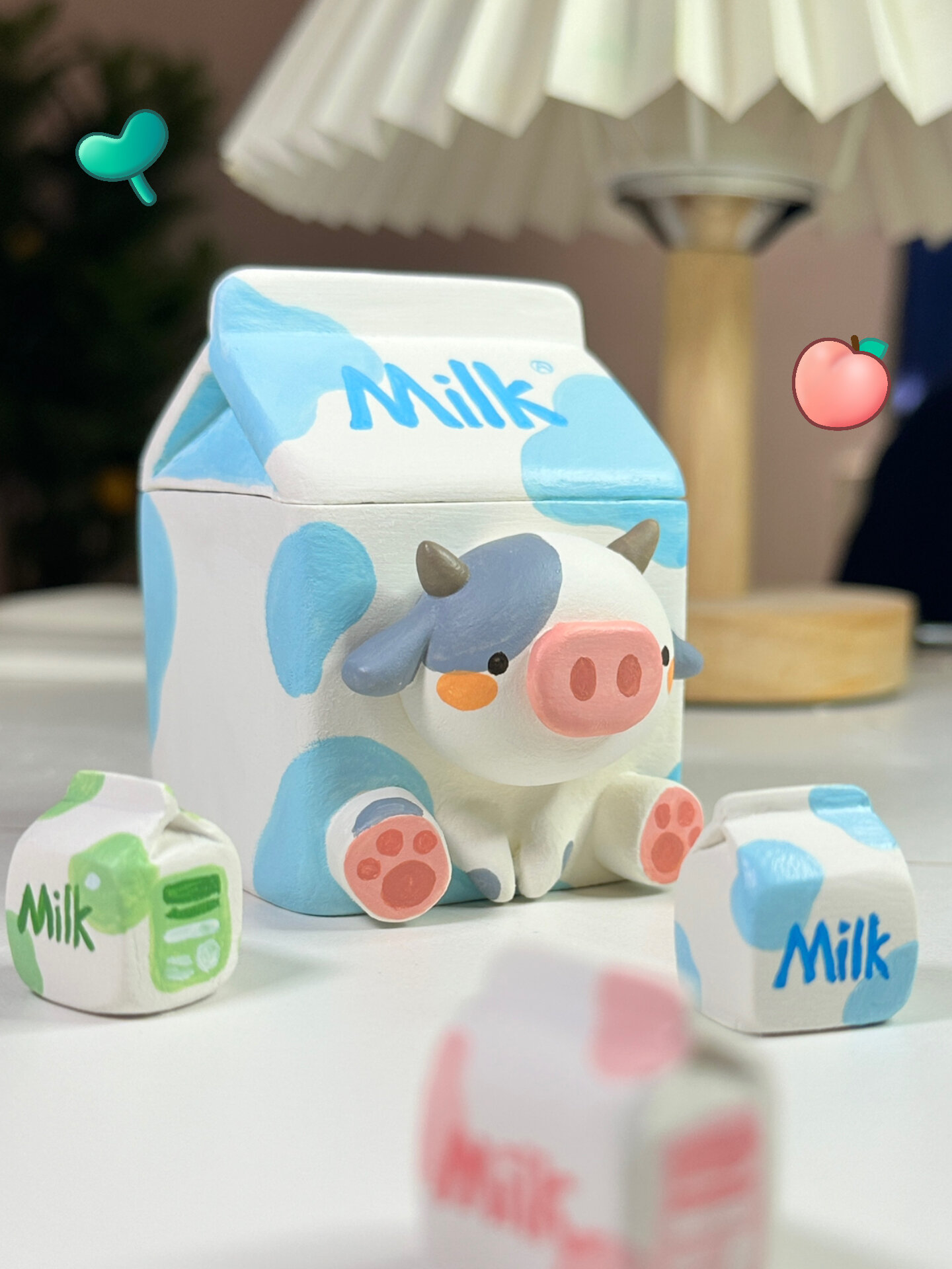 今天用粘土做了一个牛奶盒,奶牛被卡盒子啦