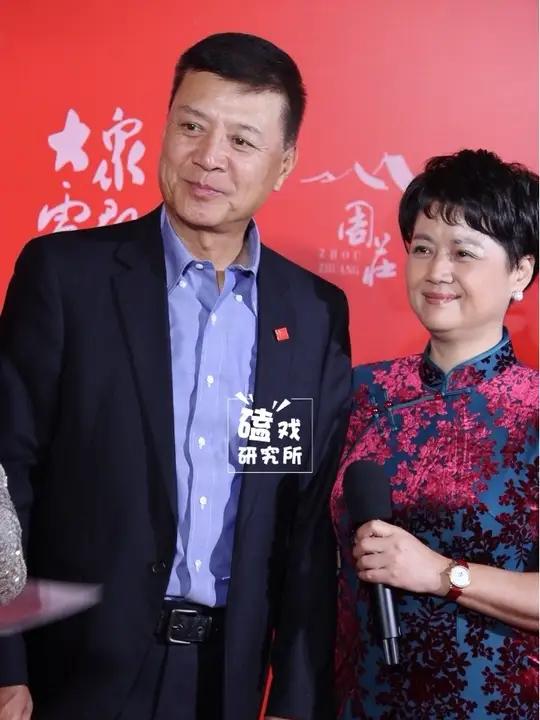 62岁刘之冰和57岁妻子茹萍笑脸盈盈 夫妻相!