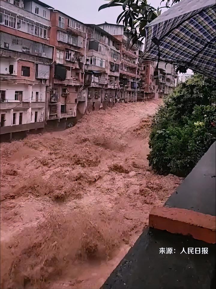紧急响应!特大暴雨袭击重庆万州致严重内涝,消防,武警等驰援一线,安全