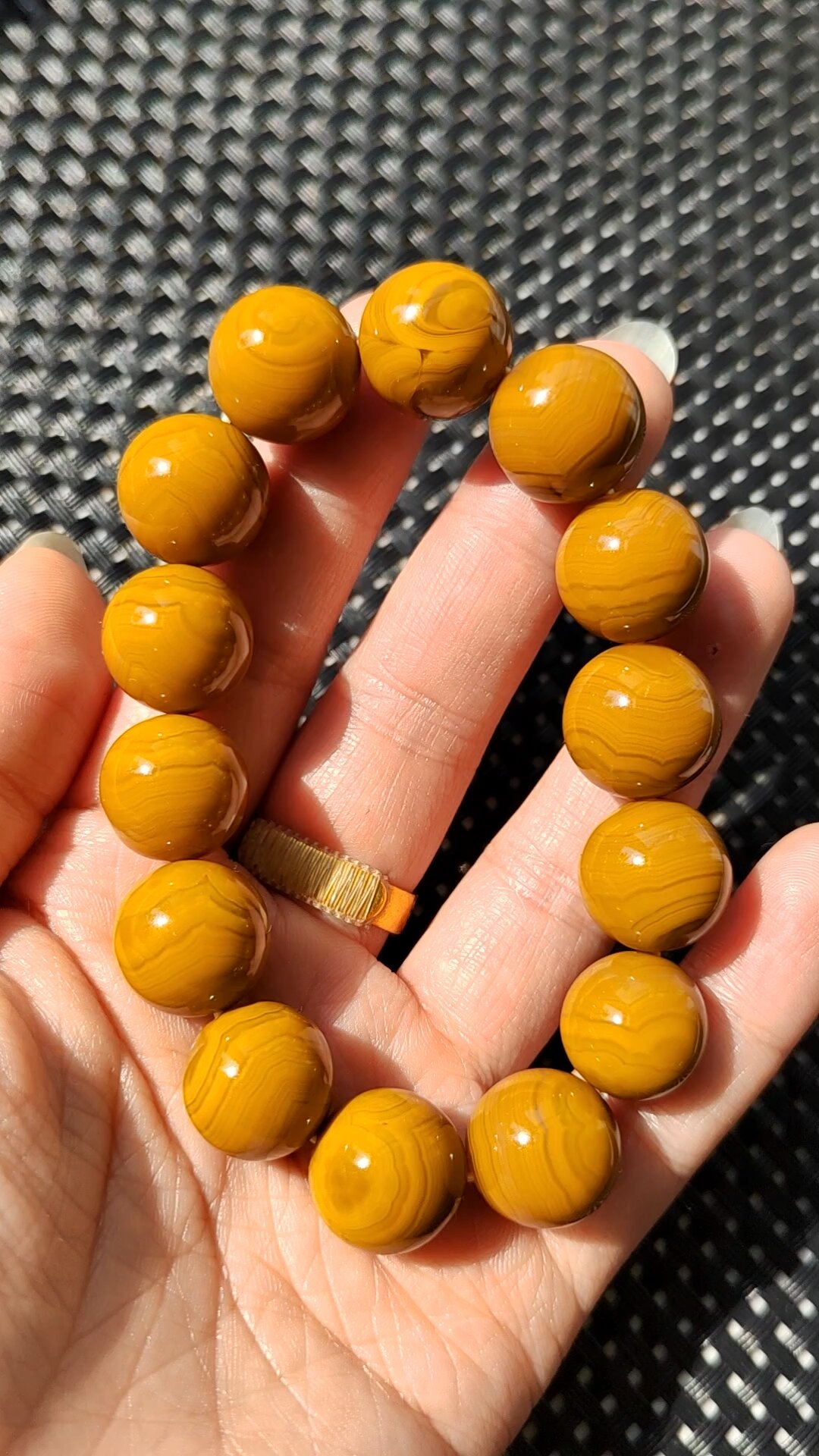 战国红玛瑙,黄为尊红为贵,鸡油黄金沙缠丝