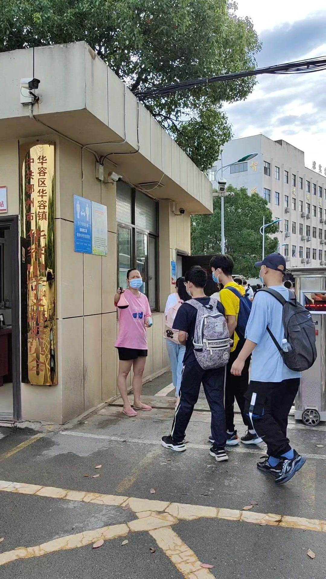 放假时间 鄂州华容中学学生有序入校补课-度小视