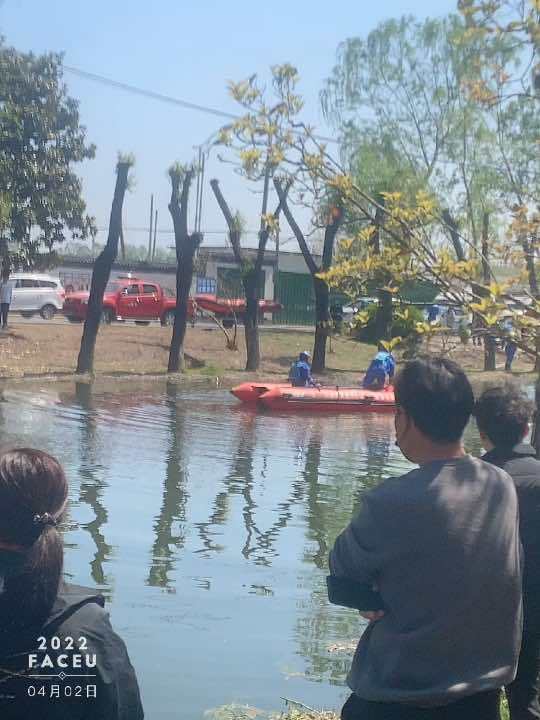 坐标:邳州沙沟湖公园西门边的一条小河,事件:蓝天救援队在实施工作