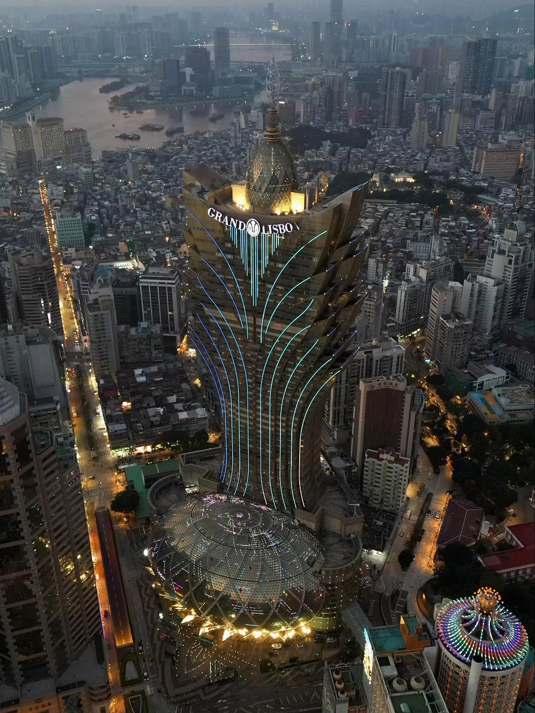 夜幕降临,纸醉金迷的赌城夜色令人陶醉.