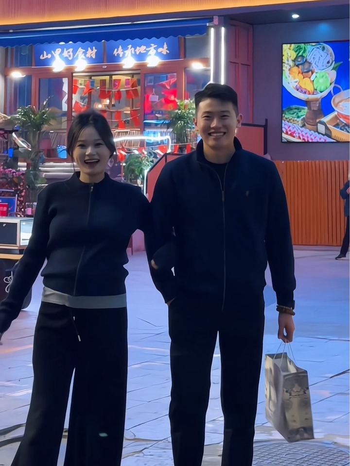 你会挽着我的衣袖,我会把手揣进裤兜