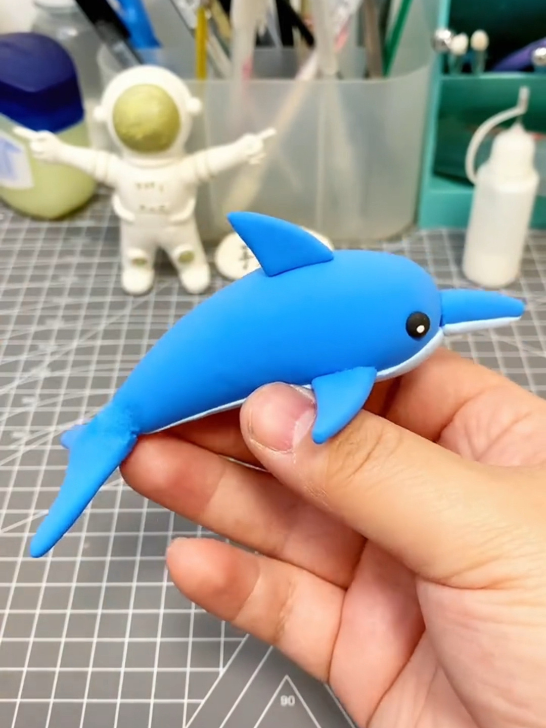 简单几步教你用粘土捏一个可爱的小海豚～