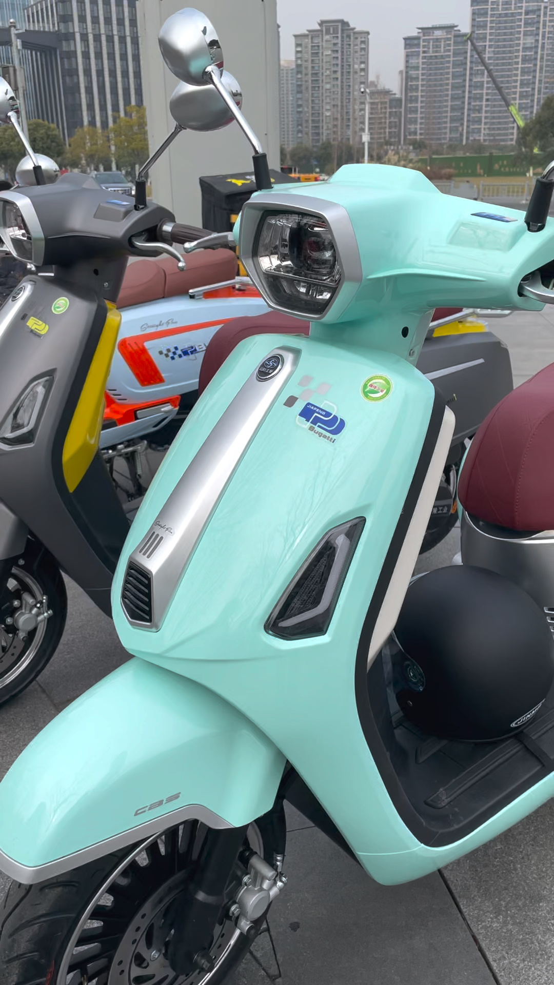 嘉陵工业布加迪踏板摩托车双碟刹