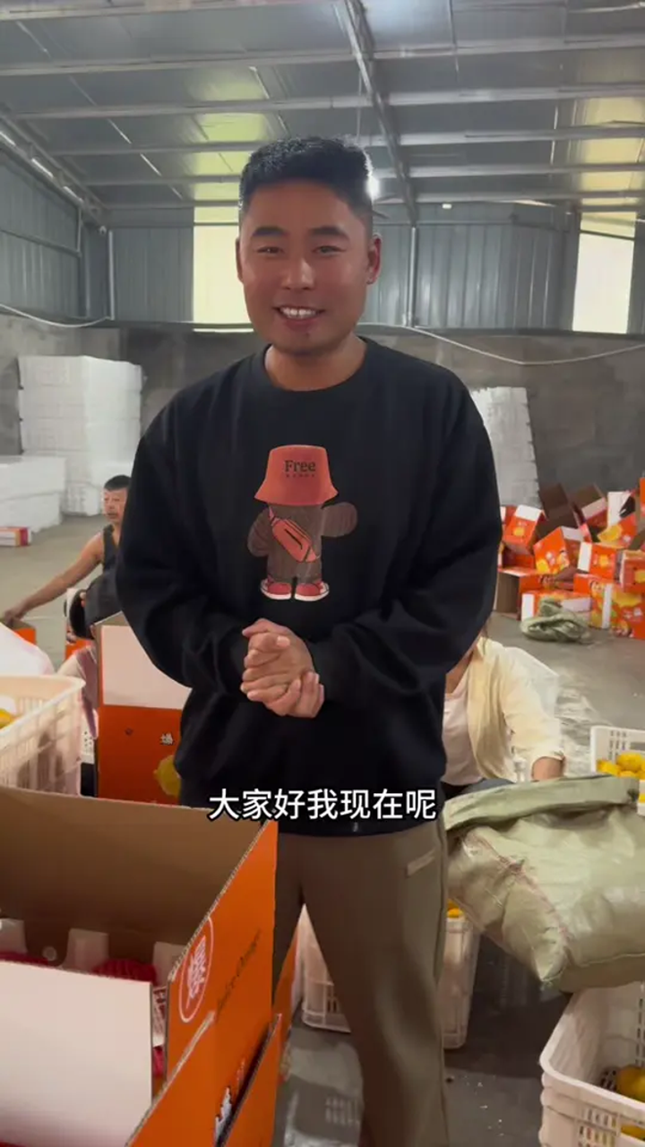 小郭和爸爸参观果冻橙仓库