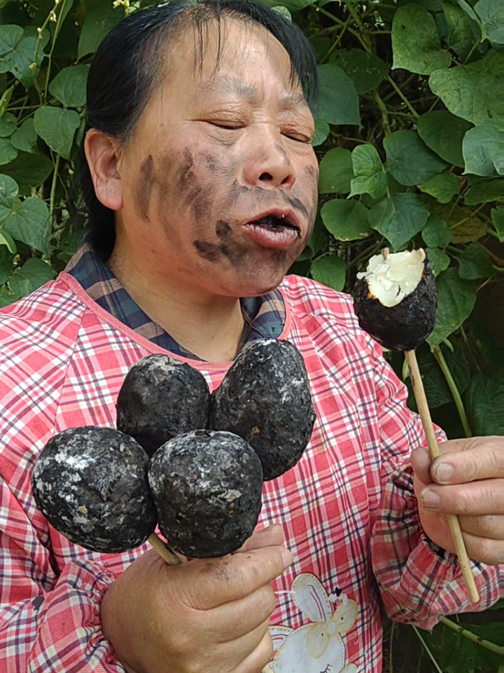 烧洋芋吃,大洋芋是神,妈呀太香了,烤土豆是多少人的回忆