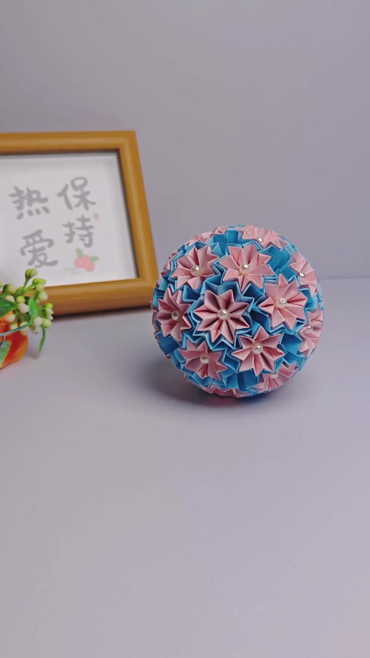 折纸花球这样的配色很漂亮哦