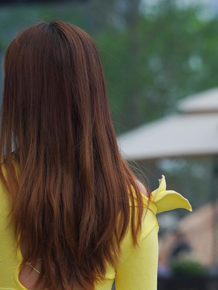 街拍-白色紧身裤小姐姐,完美身材