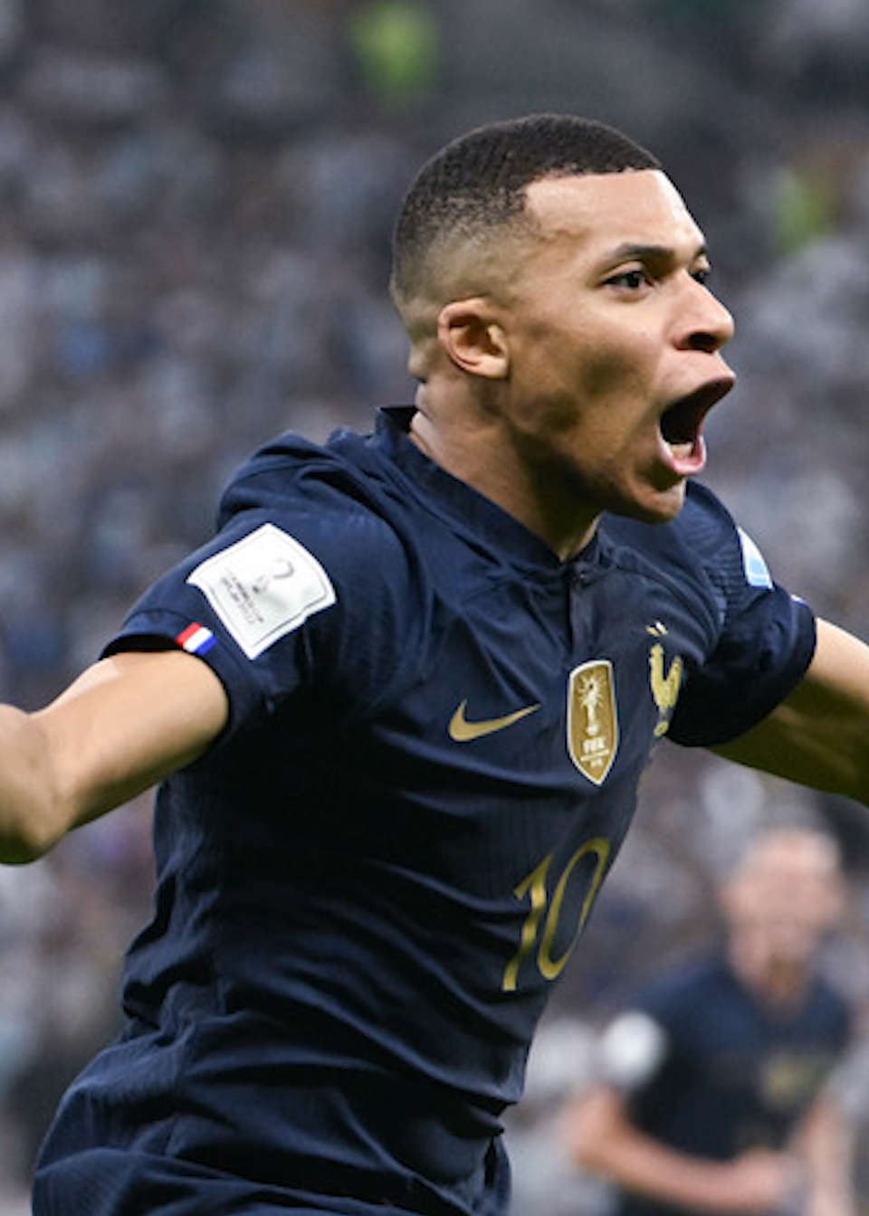 决赛上演"帽子戏法",姆巴佩8球获2022世界杯金靴奖-度小视