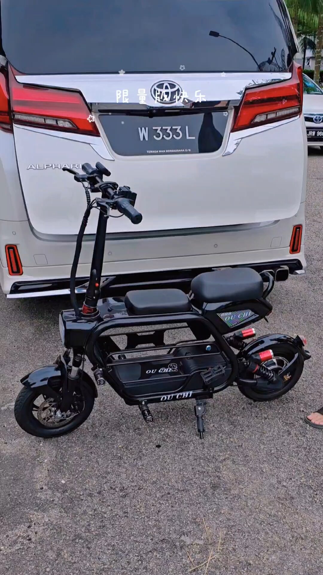 时尚小型电动摩托车.带出门非常方便