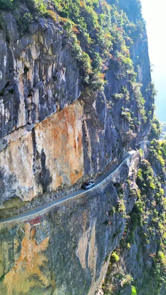 兰英天路!是村民们历时4年多,用钢钎,铁锤一寸一寸凿出来的绝壁崖路!