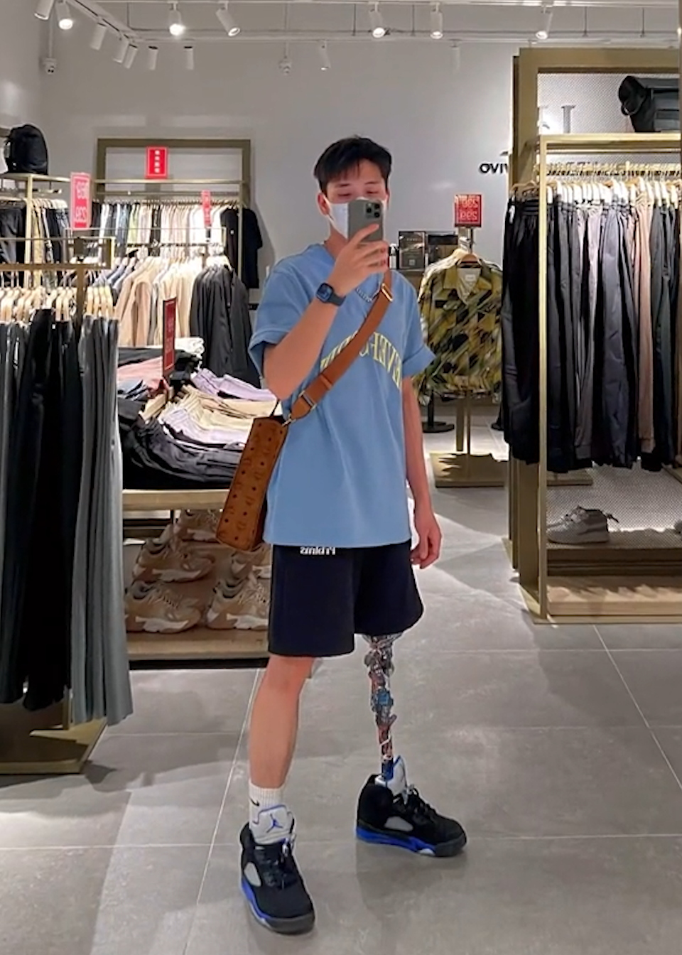 22岁义肢男孩工作之余兼职做模特:我想更努力,让生活更有意义-度小视