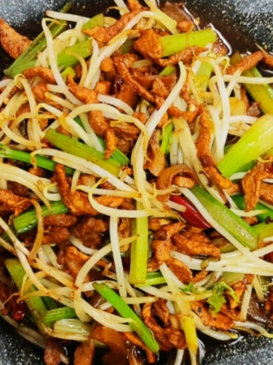 挑战100道简单家常菜,第8道芹菜豆芽炒肉