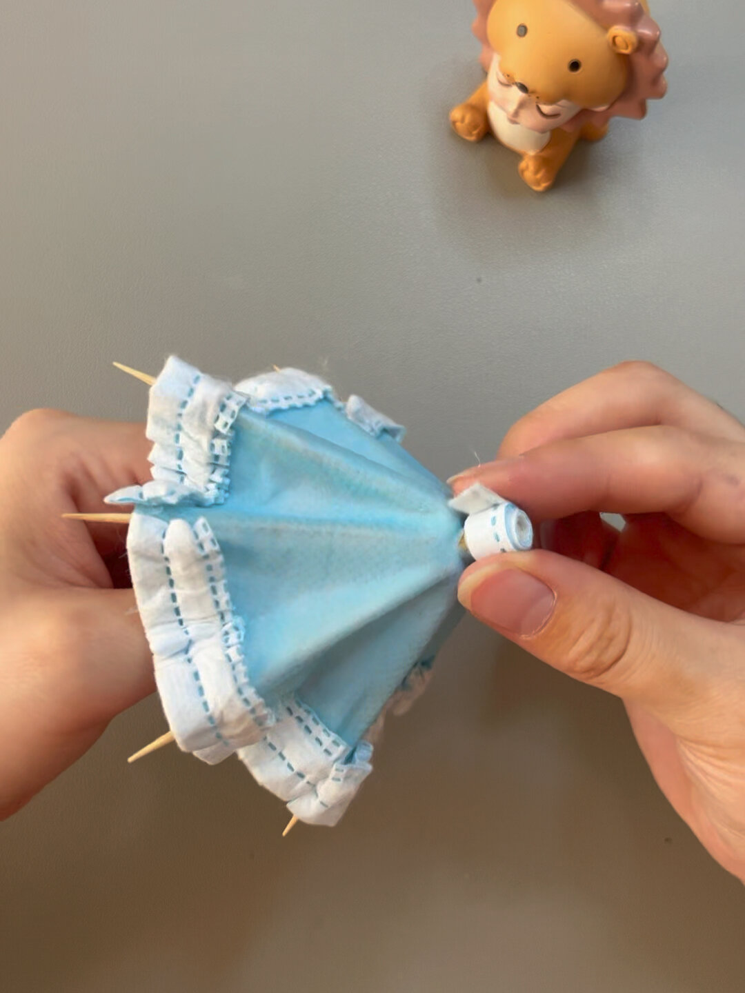 用扔掉的一次性口罩做一把可爱的花边小雨伞