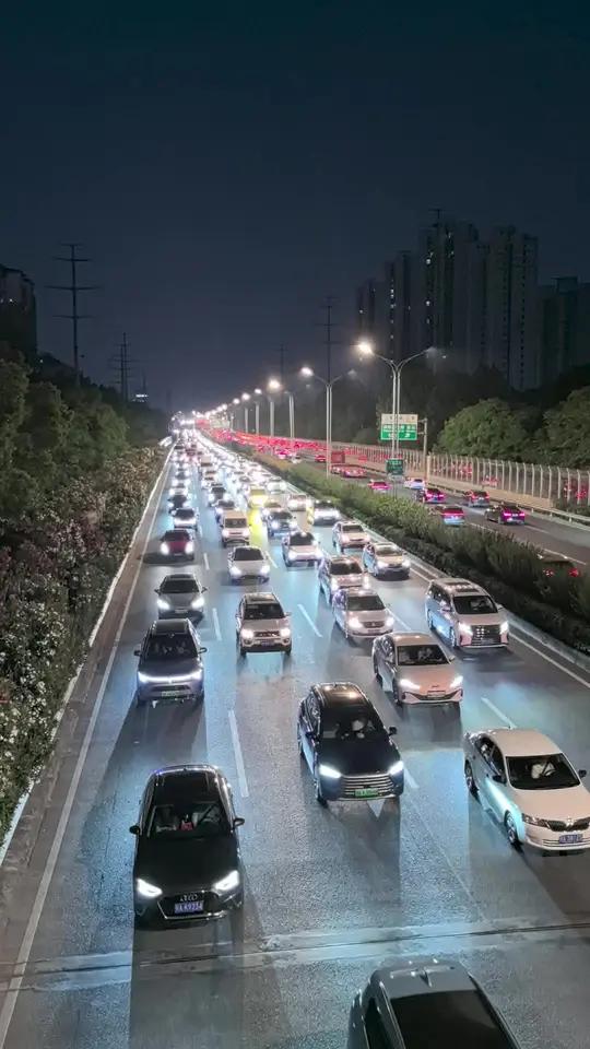 这就是武汉三环线,五一出行壮观场面!