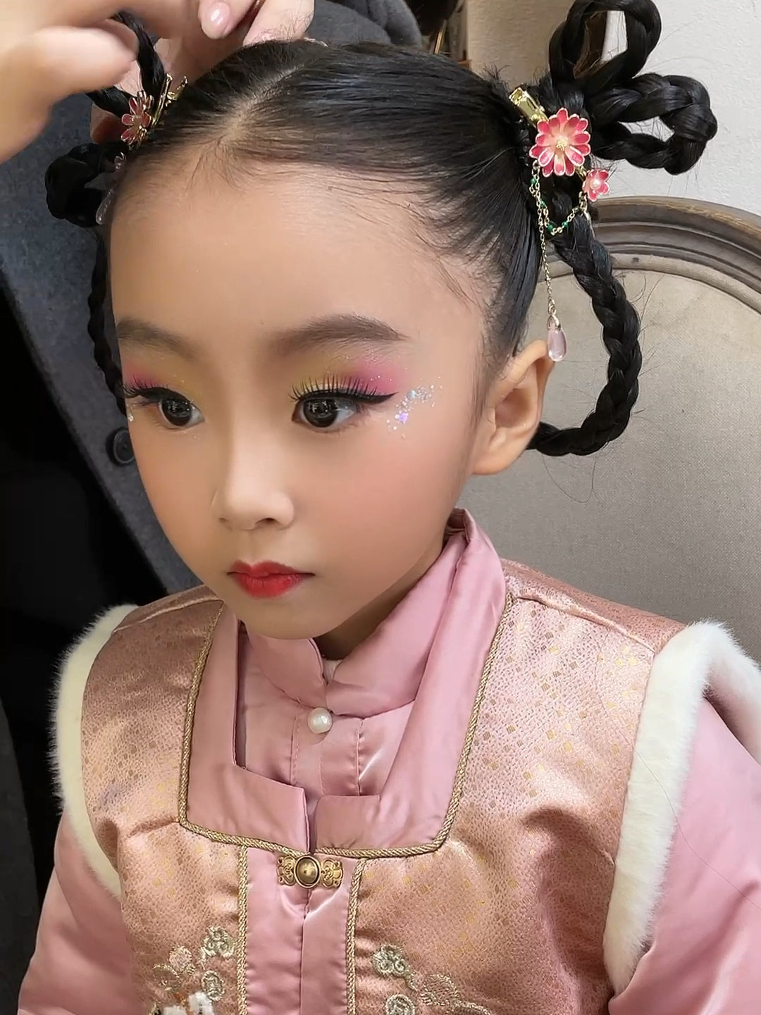 唐装小朋友发型超级可爱儿童舞台妆