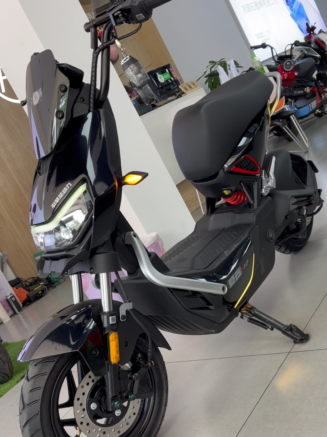 骑行爱玛极影x12,变身潮酷机车男孩-度小视