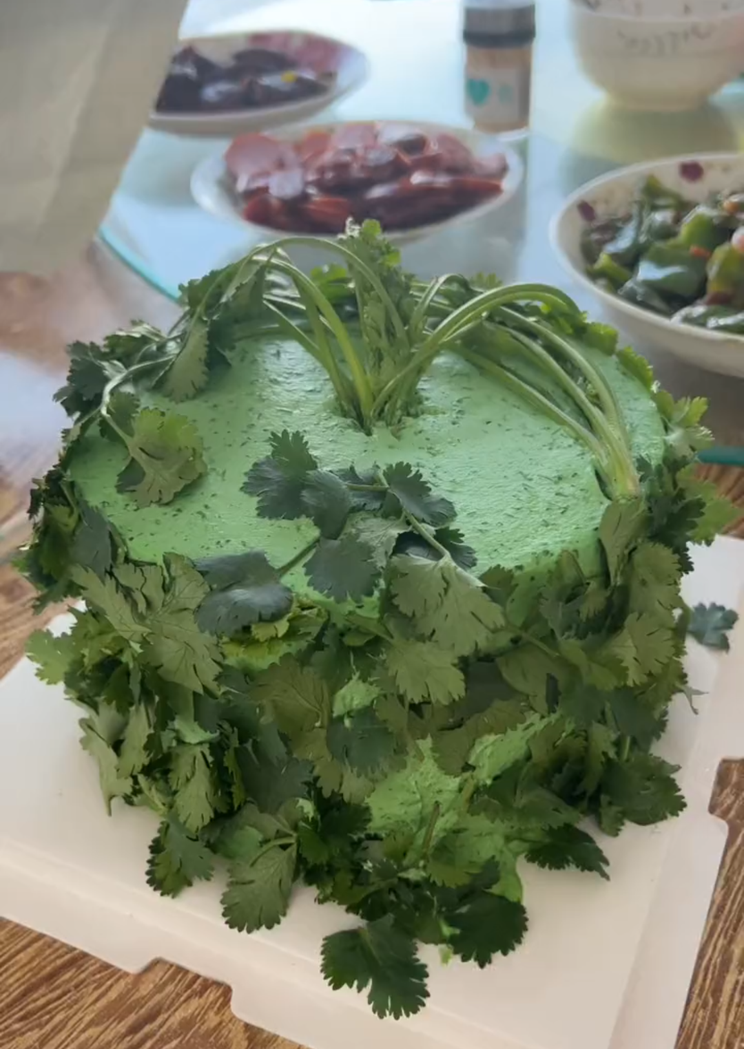 女孩爱吃香菜生日收到香菜蛋糕:闺蜜定制的,感觉挺好吃-度小视