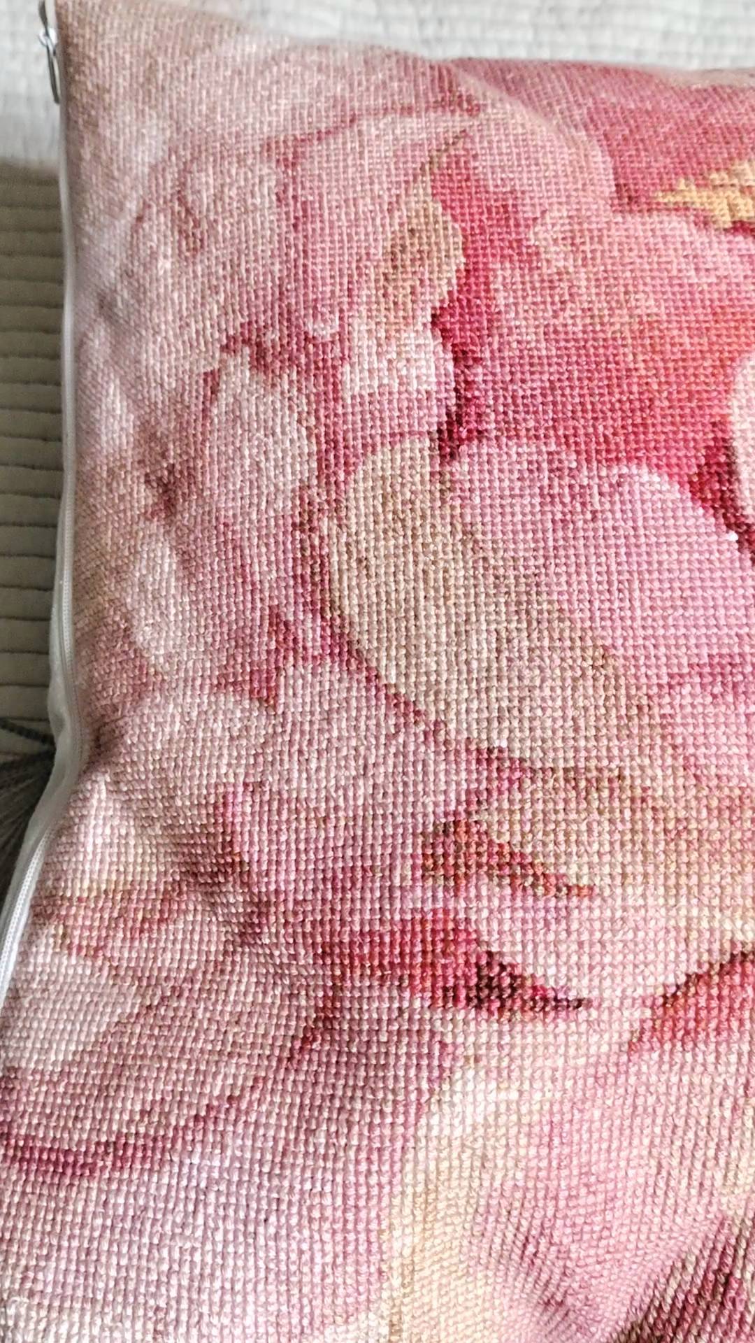 甜美粉嫩花卉抱枕,温馨家居必备