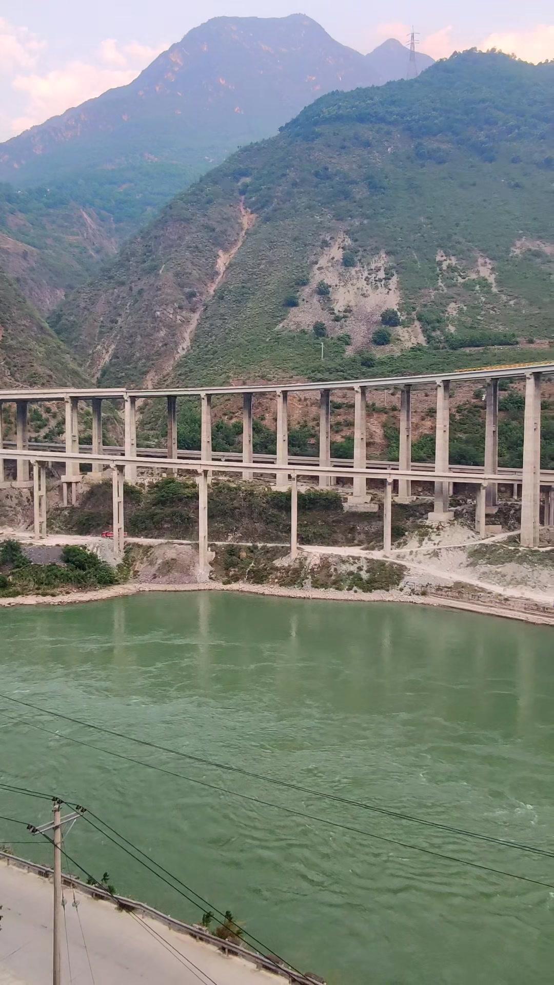 汉源大渡河与凉山甘洛县交界隆汉高速特大桥不愧基建狂魔